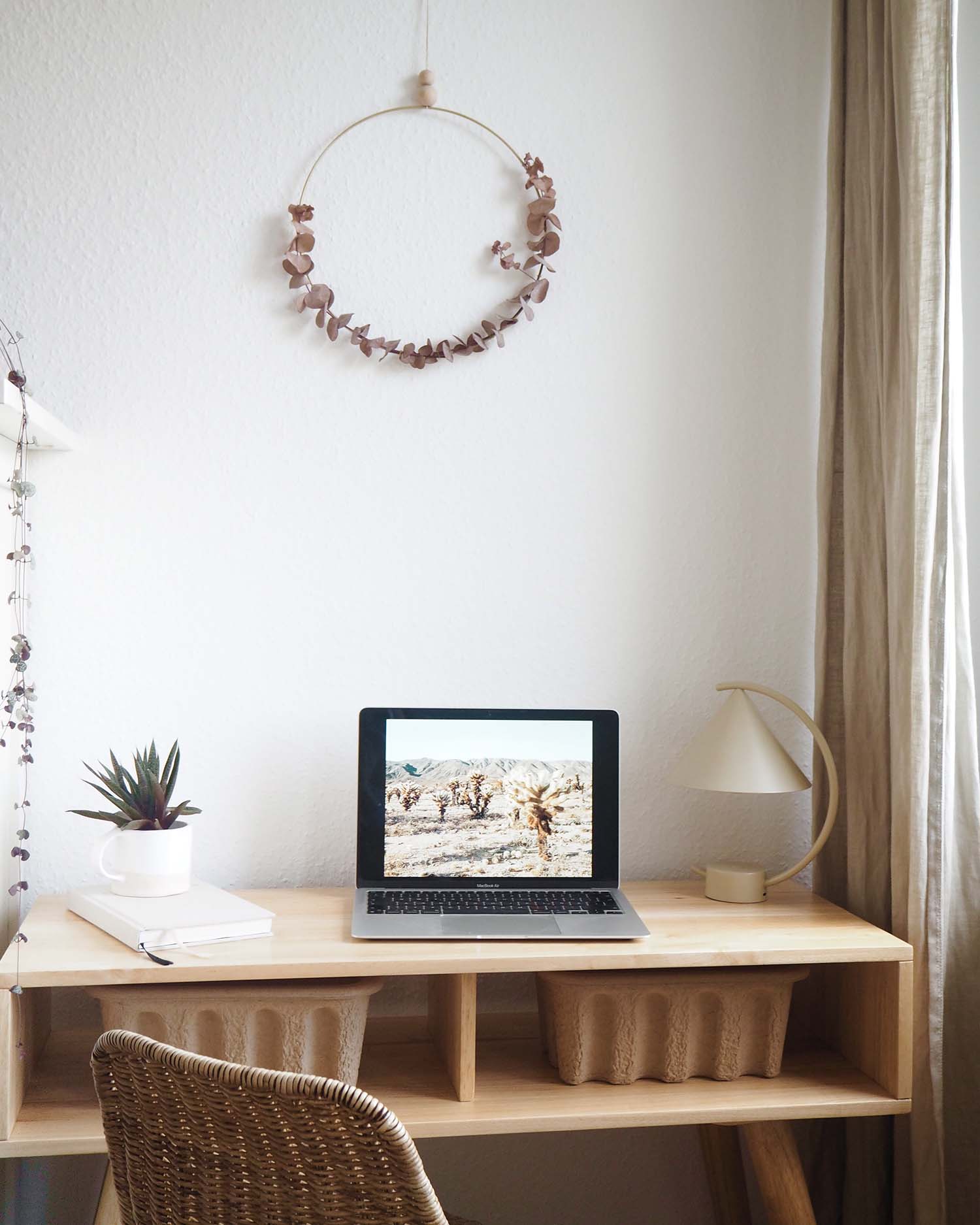 Texter Nachhaltigkeit Home Office Ausschnit Schreibtisch mit Laptop