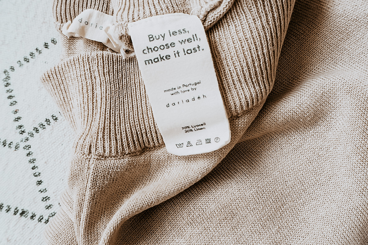 Mode Feminismus Etikett einer Fair Fashion Hose mit dem Schriftzug Buy less choose well