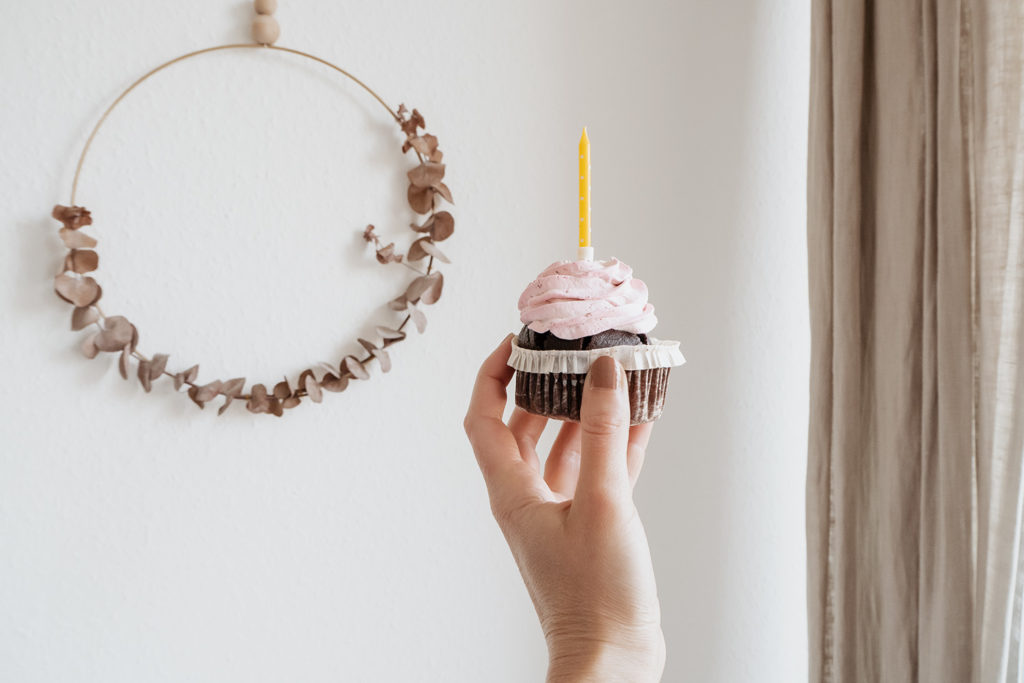 Erkenntnisse aus meiner Selbstständigkeit Schoko-Cupcake mit einer Kerze